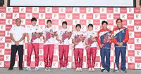 　壇上で写真に納まる（左から）陸上部の杉村憲一監督、土屋温希、西田有里、滝野未来、土屋舞琴、柳井綾音、玉井陸斗、滋賀・立命館ダイビングクラブの馬淵崇英監督（撮影・西田忠信）