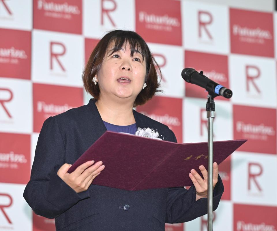 　選手に激励の言葉をかける立命館大学の小川さやか副総長（撮影・西田忠信）