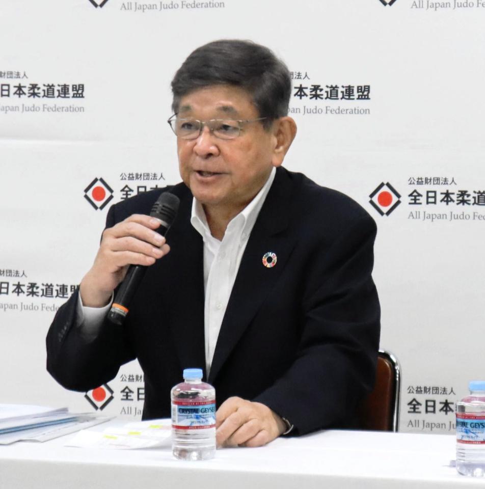 　会見を行う中村真一会長