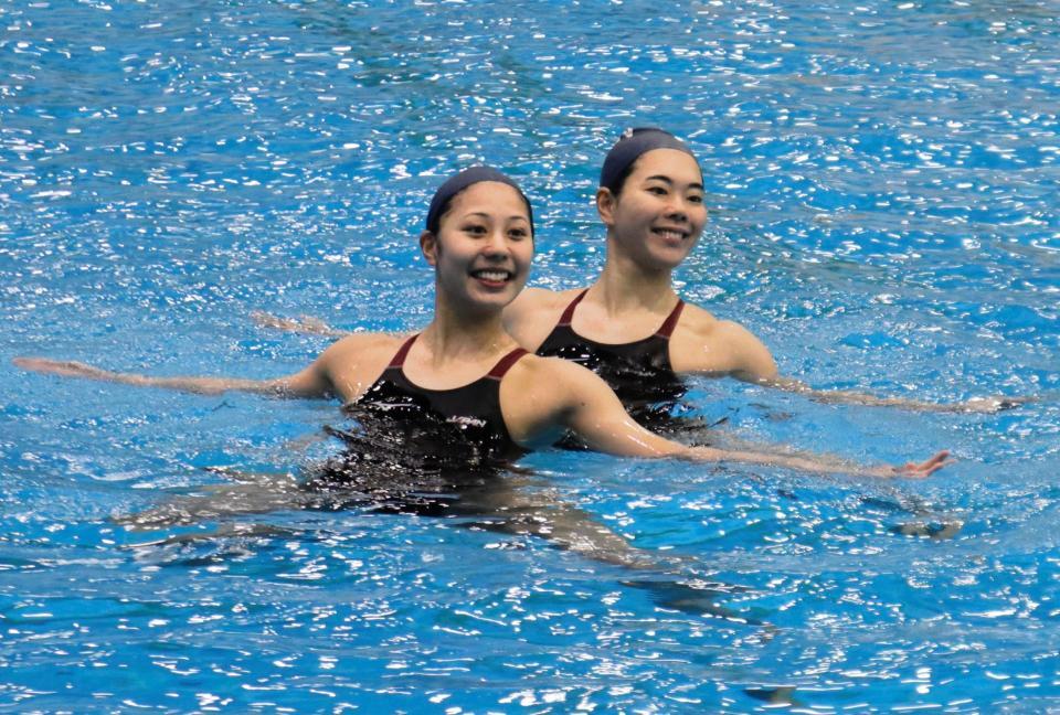 　練習を公開した比嘉（左）、佐藤組