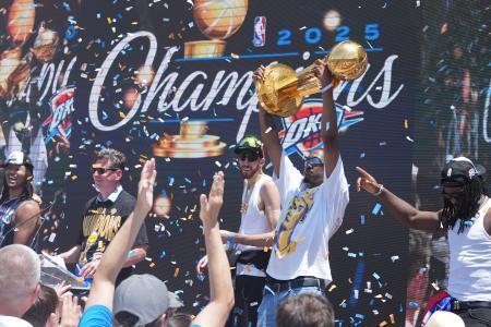 ＮＢＡサンダーが優勝パレード　ファンら５０万人が祝う