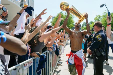 　トロフィーを掲げてファンと喜ぶサンダーのギルジャスアレクサンダー＝２４日、オクラホマシティー（ＵＳＡトゥデーＮＥＴＷＯＲＫ・ロイター＝共同）