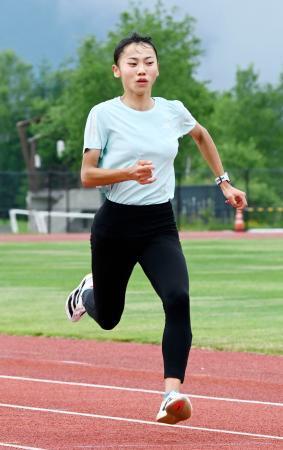 　練習を公開した陸上女子の久保凜＝菅平高原