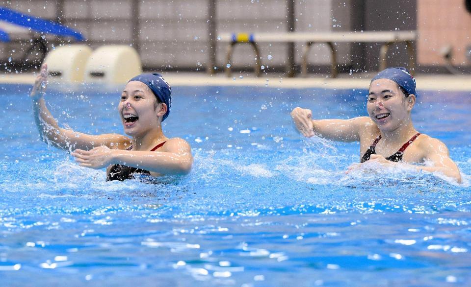 　公開練習で演技するＡＳ日本代表の比嘉もえ（左）、佐藤友花組