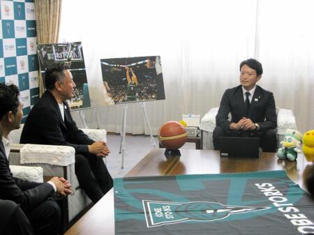 　Ｂ２神戸の渋谷社長（左）と談笑する斎藤元彦知事