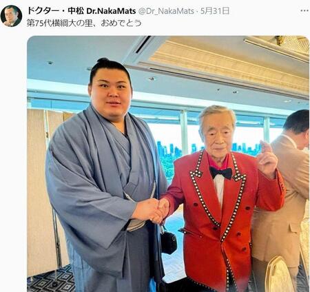 　大の里と握手するドクター・中松氏＝中松氏のＸ（＠Ｄｒ＿ＮａｋａＭａｔｓ）より