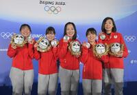 　北京五輪で銀メダルとビンドゥンドゥンを手に笑顔を見せる（左から）吉田知那美、吉田夕梨花、藤沢五月、鈴木夕湖、石崎琴美＝２０２２年２月２０日、国家水泳センター