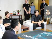 　斎藤知事と談笑するＢ２神戸の谷（右）と道原