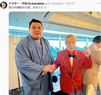 　大の里と握手するドクター・中松氏＝中松氏のＸ（＠Ｄｒ＿ＮａｋａＭａｔｓ）より