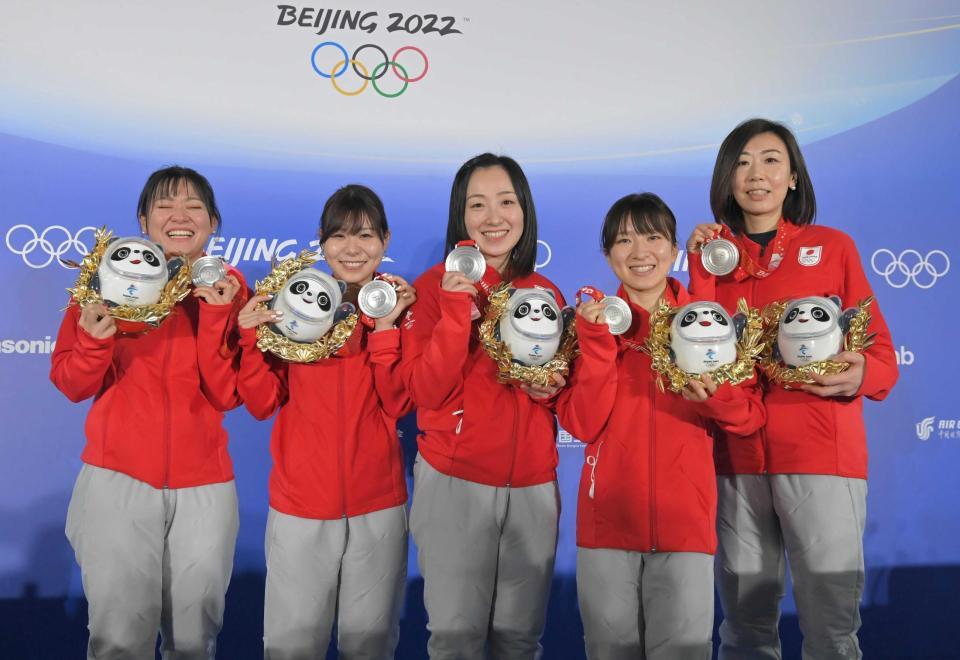 　北京五輪で銀メダルとビンドゥンドゥンを手に笑顔を見せる（左から）吉田知那美、吉田夕梨花、藤沢五月、鈴木夕湖、石崎琴美＝２０２２年２月２０日、国家水泳センター