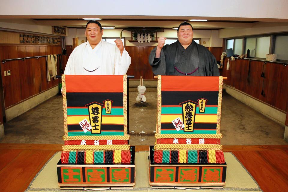 　たな化粧まわしを前に笑顔の尊富士（左）と熱海富士＝永谷園提供