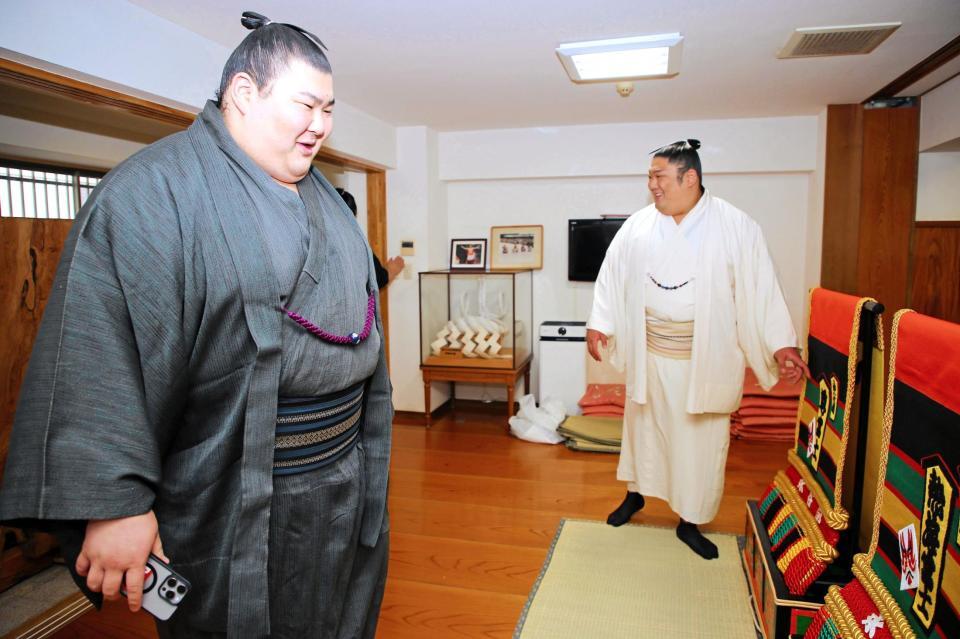 　尊富士（右）と熱海富士