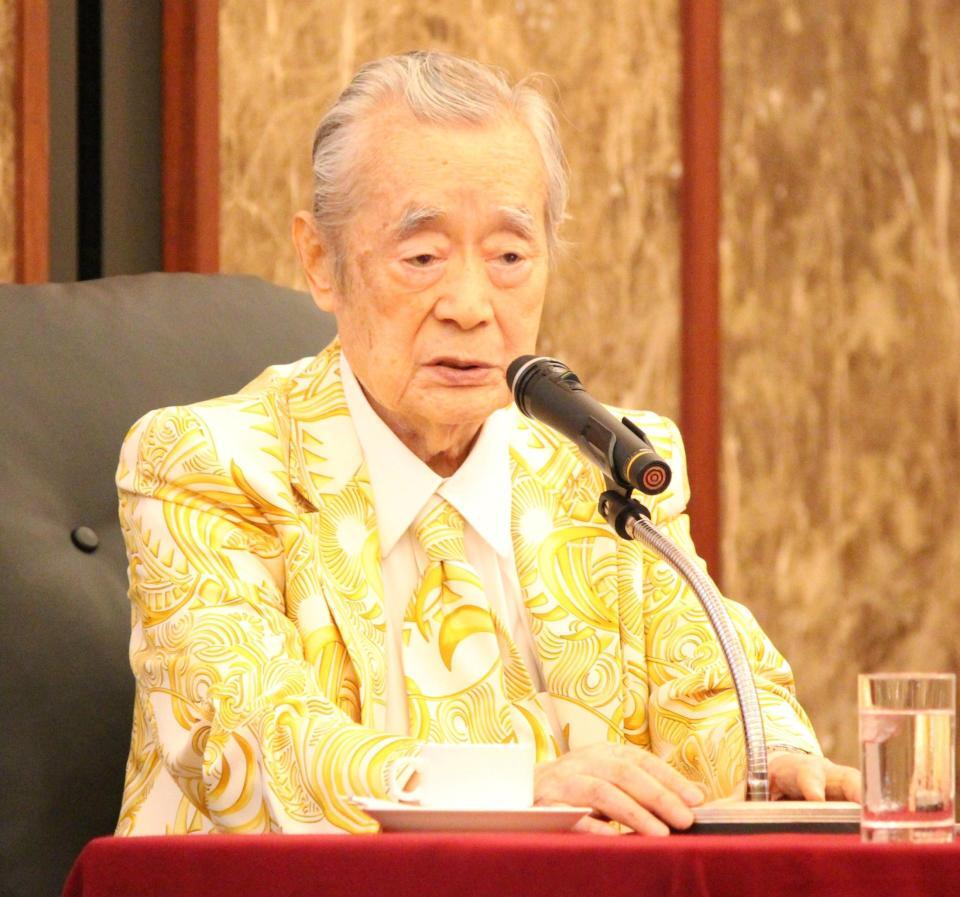 　９７歳の誕生日のスピーチをするドクター中松氏