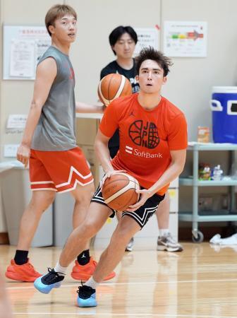 　バスケットボール男子日本代表の強化合宿でシュート練習をするテーブス流河＝東京都内