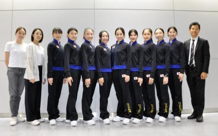 　成田空港で取材に応じた新体操の村田由香里・日本体操協会強化本部長（左から２人目）と日本代表選手ら＝２７日