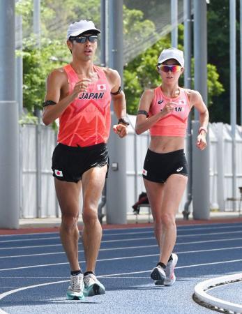 　練習を公開した競歩日本代表の山西利和（左）と岡田久美子＝味の素ナショナルトレーニングセンター
