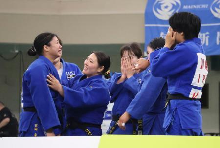 　全日本学生優勝大会女子１部で優勝し、喜ぶ環太平洋大の選手＝日本武道館