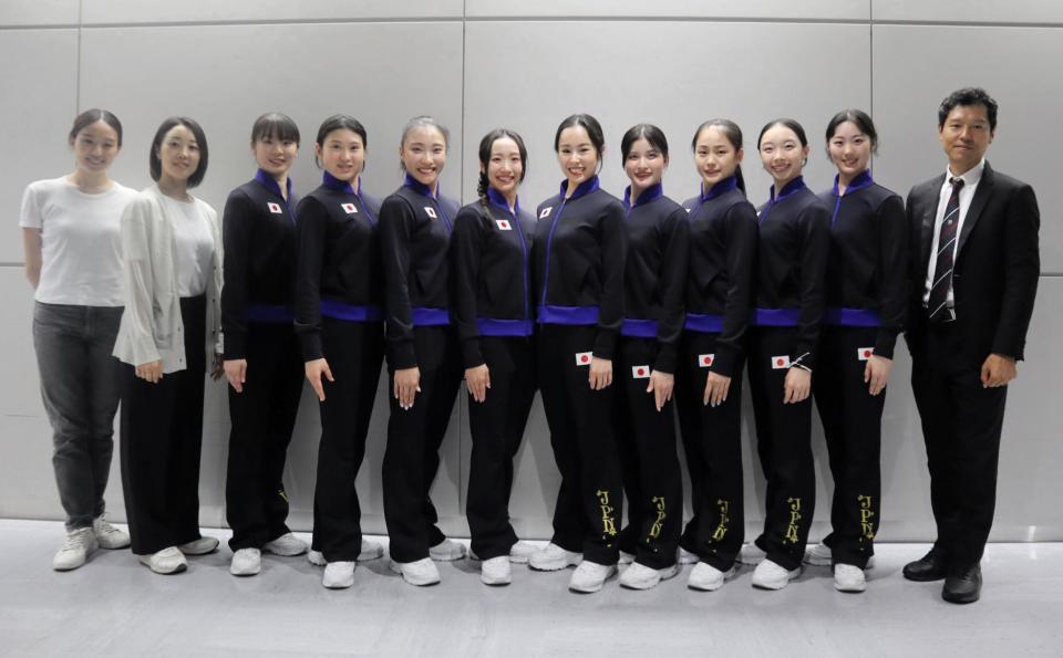 　石垣島合宿を終えて成田空港に到着した村田由香里強化本部長（左から２人目）、鈴木歩佳主将（同７人目）ら新体操日本代表チーム