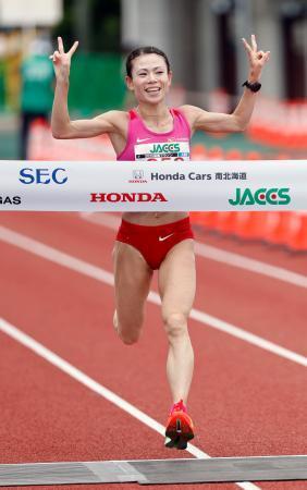 　ハーフマラソン女子　１時間９分４８秒で優勝した松田瑞生＝函館市千代台公園陸上競技場