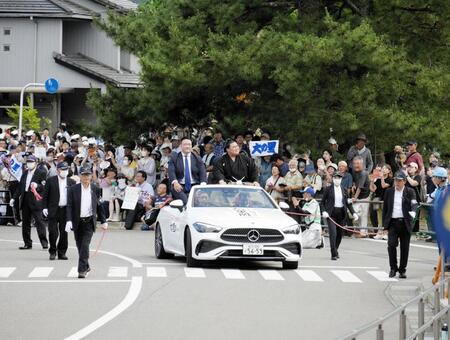 　オープンカーに乗り横綱昇進パレードを行う大の里（右）と二所ノ関親方