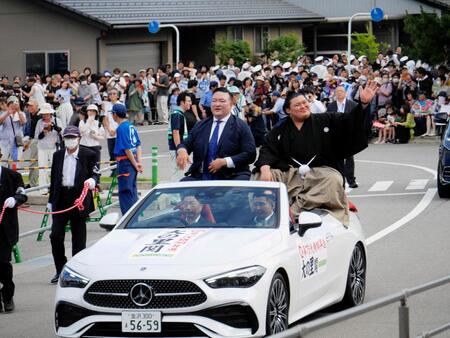 　オープンカーに乗り横綱昇進パレードを行う大の里（右）と二所ノ関親方