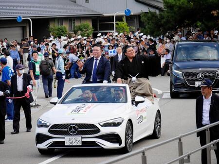 　オープンカーに乗り横綱昇進パレードを行う大の里（右）と二所ノ関親方
