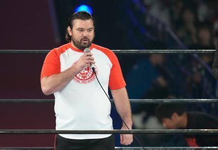 　新日本プロレスの興行に登場し、リング上であいさつするウルフ・アロン＝ドルフィンズアリーナ