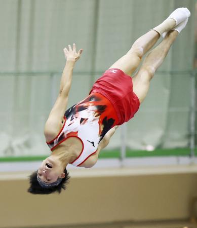 　トランポリン世界選手権の代表最終選考会で演技する宮野隼人＝静岡産大