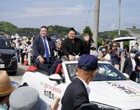 　オープンカーに乗り横綱昇進パレードを行う大の里（右）と二所ノ関親方