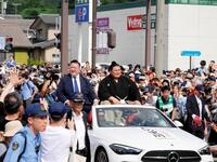 　オープンカーに乗り横綱昇進パレードを行う大の里（右）と二所ノ関親方