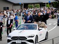 　オープンカーに乗り横綱昇進パレードを行う大の里（右）と二所ノ関親方