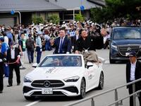 　オープンカーに乗り横綱昇進パレードを行う大の里（右）と二所ノ関親方