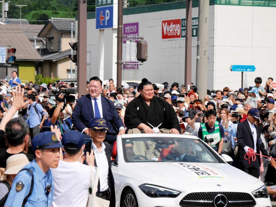 　オープンカーに乗り横綱昇進パレードを行う大の里（右）と二所ノ関親方