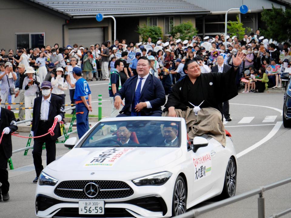 　オープンカーに乗り横綱昇進パレードを行う大の里（右）と二所ノ関親方