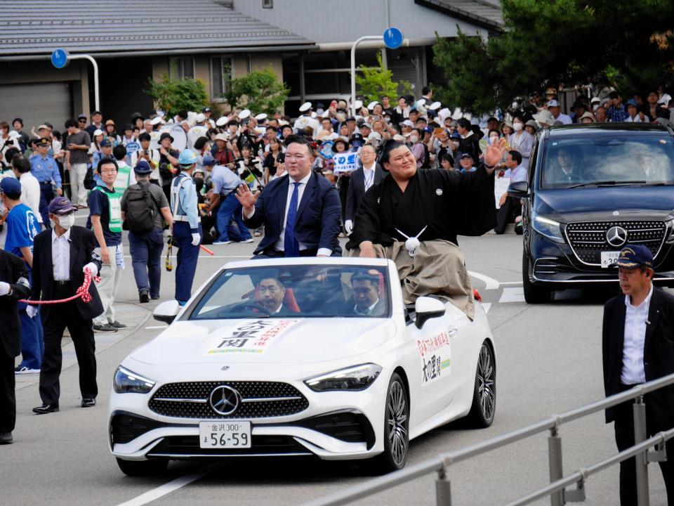 　オープンカーに乗り横綱昇進パレードを行う大の里（右）と二所ノ関親方