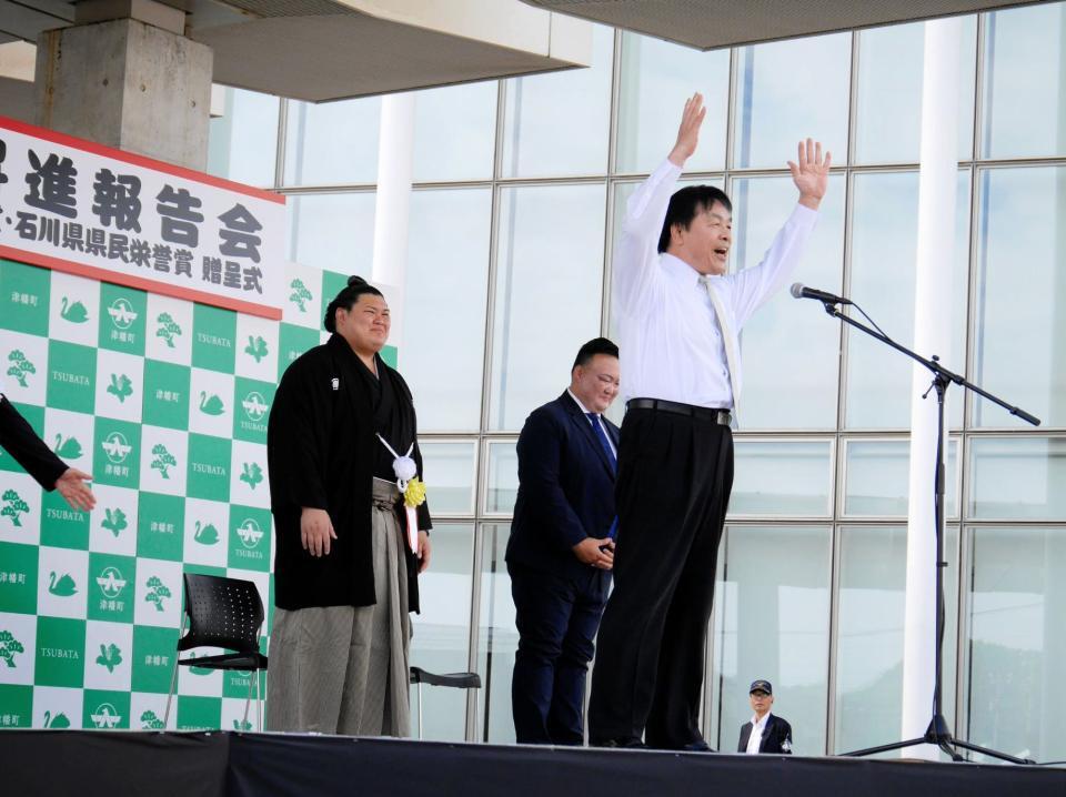 　万歳三唱を行う石川県の馳浩知事