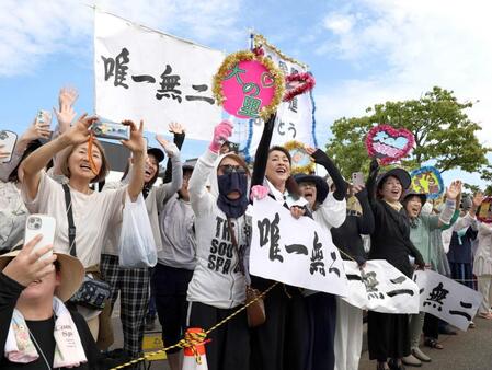 　沿道から声援を送るファン