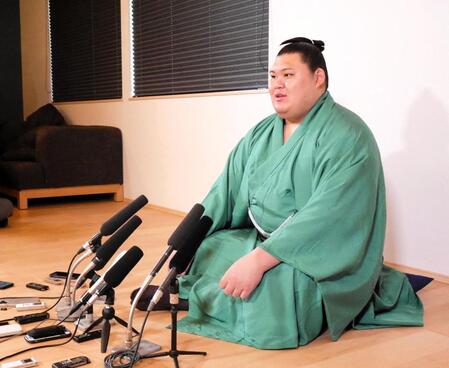 　会見に臨む大の里