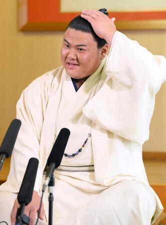 　番付発表を受け、記者会見でまげ姿を初披露した新入幕の草野