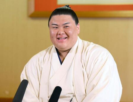　番付発表を受け、記者会見する新入幕の草野