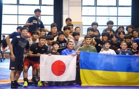 　レスリングのウクライナ代表らと記念撮影する樋口黎（前列左端）ら＝横浜市の日体大