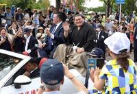 　昇進祝賀パレードで沿道の声援に応える横綱大の里。左は二所ノ関親方（撮影・星野大輔）