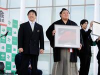 　県民栄養賞の副賞に赤富士の絵画を贈呈した馳浩知事（左）と大の里