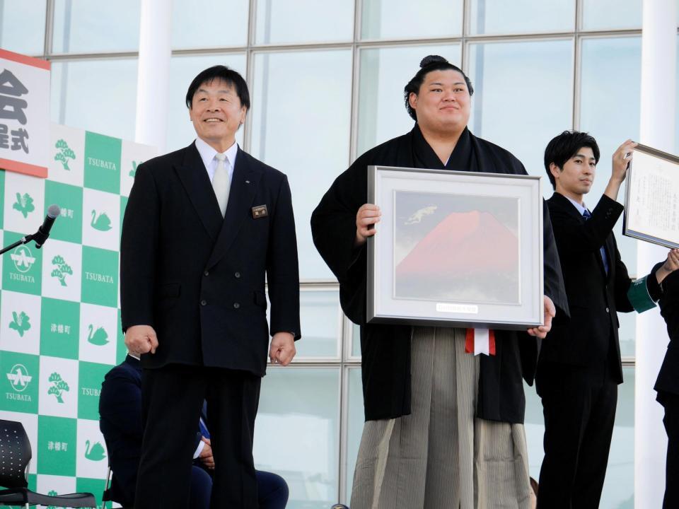 　県民栄養賞の副賞に赤富士の絵画を贈呈した馳浩知事（左）と大の里