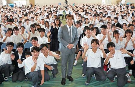 　特別授業を行い、集まった生徒たちと記念写真に納まる阿部一二三（中央）＝撮影・立川洋一郎