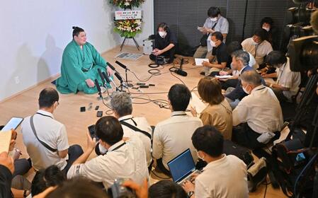 　大相撲名古屋場所の番付が発表され、記者会見する新横綱大の里