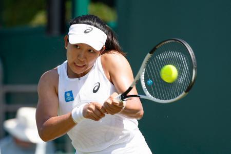 　女子シングルス１回戦でプレーする内島萌夏＝ウィンブルドン（共同）