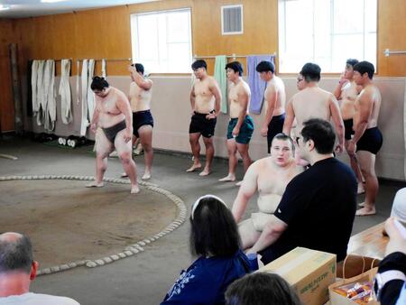 　安治川親方と話をする安青錦（手前）