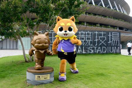 　東京・国立競技場に設置された陸上世界選手権公式マスコットの「りくワン」銅像＝１日