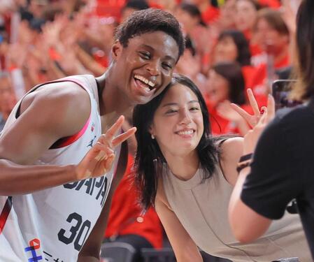 　広瀬すず（右）と笑顔で記念撮影する馬瓜エブリン＝２０２４年７月